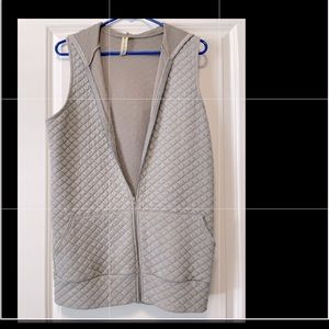 Gray sleeveless hooded zip up vest. Medium.